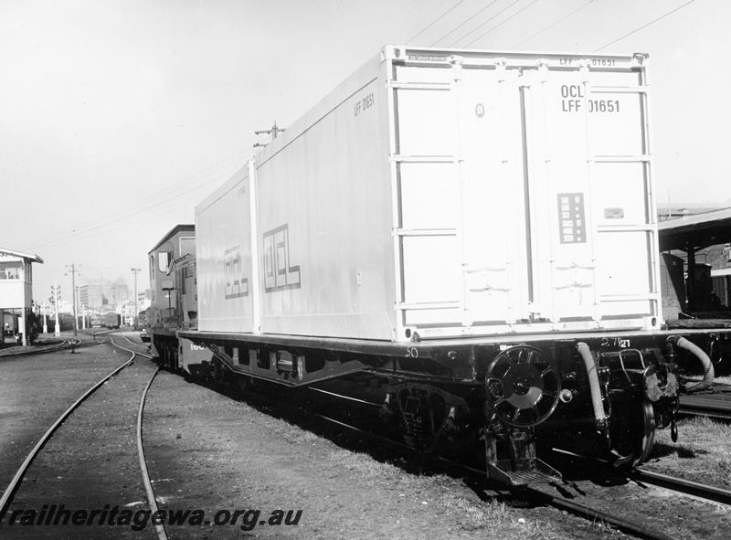 P20881
B class shunts QUA class 25070 loaded with OCL container, Perth Good yards. ER line.

