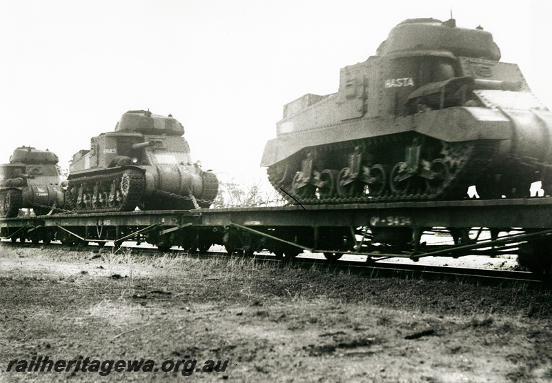 P20892
Morawa - arrival of General Grant M3 medium tanks for the 1st Australian Armoured Division. Tanks being transported on QM class 9434. GM line. 
