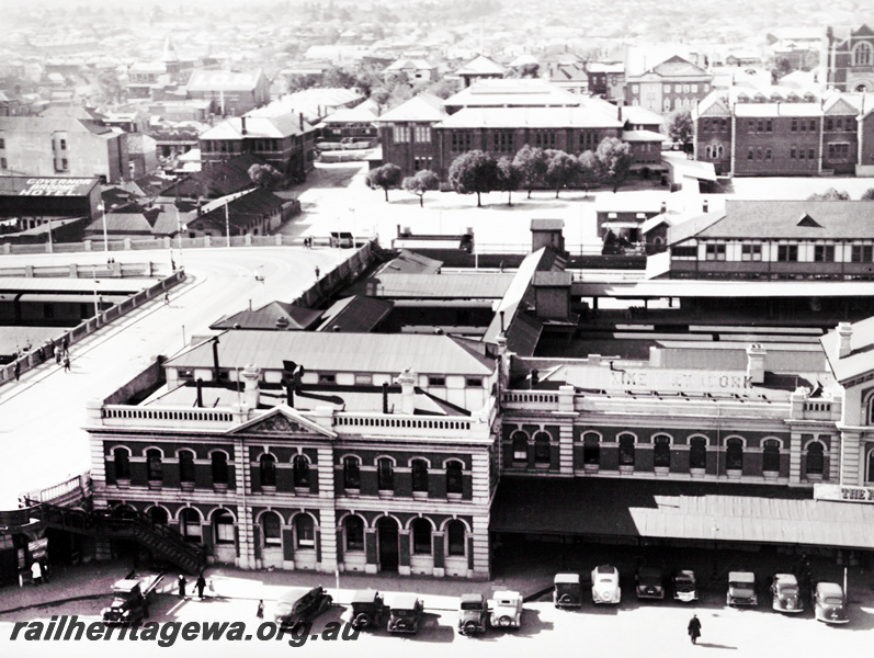 P20908
Perth Railway Station - Wellington Street entrance. Photo taken from GPO shows building in Roe Street and WA Museum in background.  ER line.
