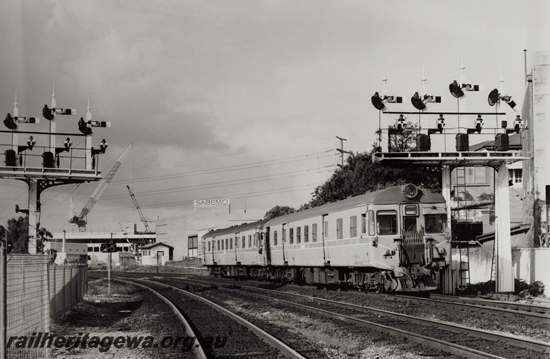 P20915
Suburban DMU, ADGV class 606 leading, Armadale bound, two sets of bracket signals, 25 speed post, Sabemo building, cranes, SWR line, side and front view from trackside
