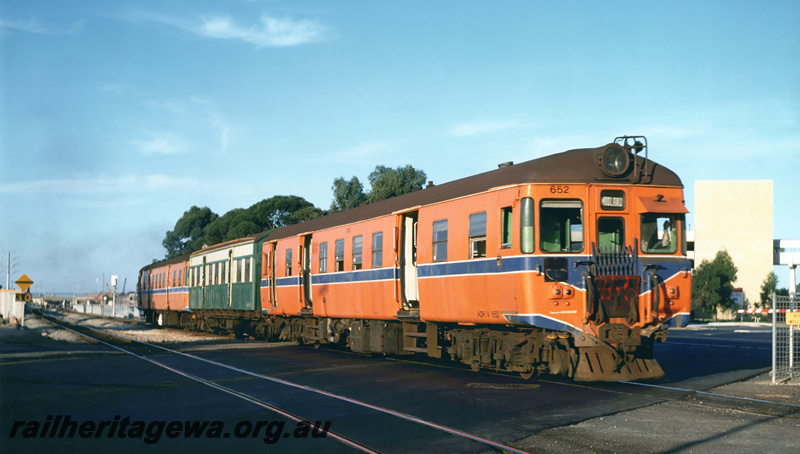 P20916
Suburban DMU, ADHV class 652 leading, Midland bound, level crossing, ER line, side and front view from trackside
