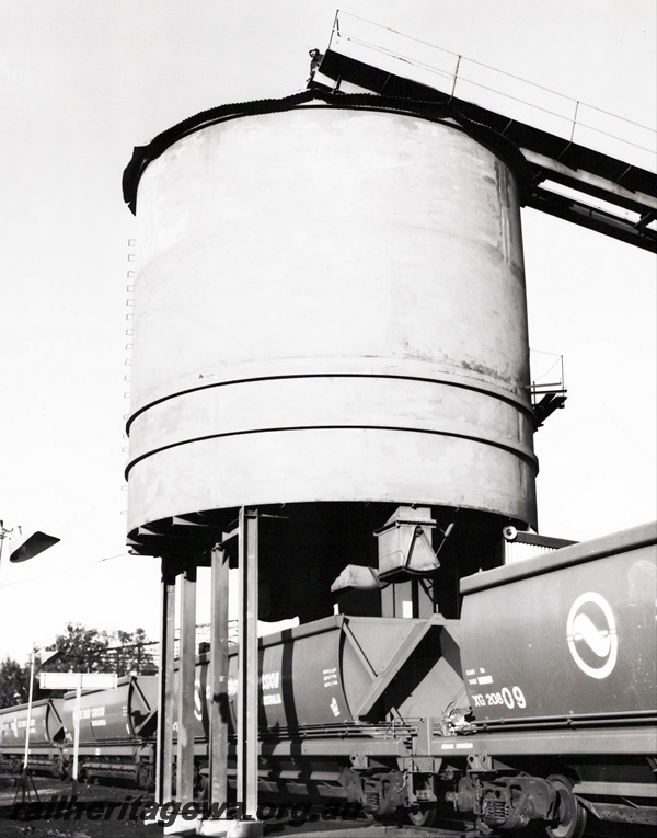 P20921
XG class 20809  coal hopper heading a rake o f similar hoppers being loaded with coal at Collie, view of the loading bin and the hoppers being loaded
