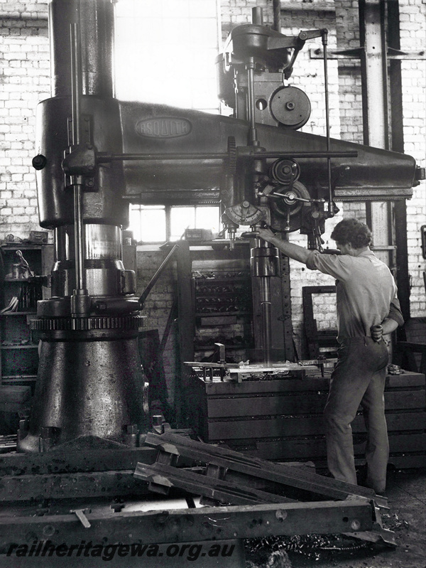 P20923
Asquith Radial Drill, flycutting aluminium plate, Midland Workshops, worker operating the drill
