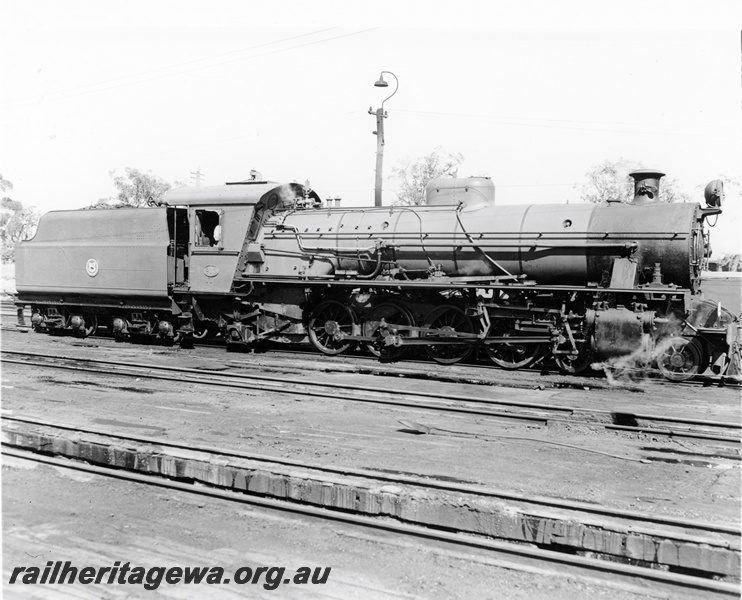 P20937
W class 913, track, pits, side and front view
