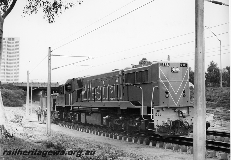 P20945
DB class 1588, on first ballast train on northern suburbs railway, north of tunnel, workers, Perth, Joondalup line, side and end view, from trackside
