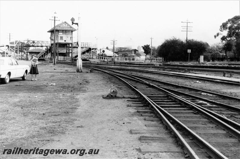 P21092
Signal box, signal, track, point lever, station, pedestrian overpass, onlookers, East Perth, ER line, view from trackside looking towards the station

