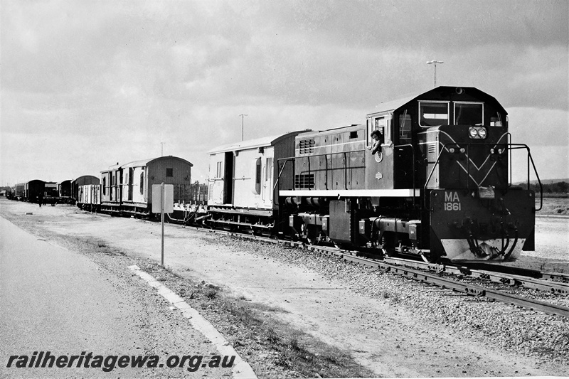 P21293
MA class 1861, shunting wagons and vans, Forrestfield yard, side and end view
