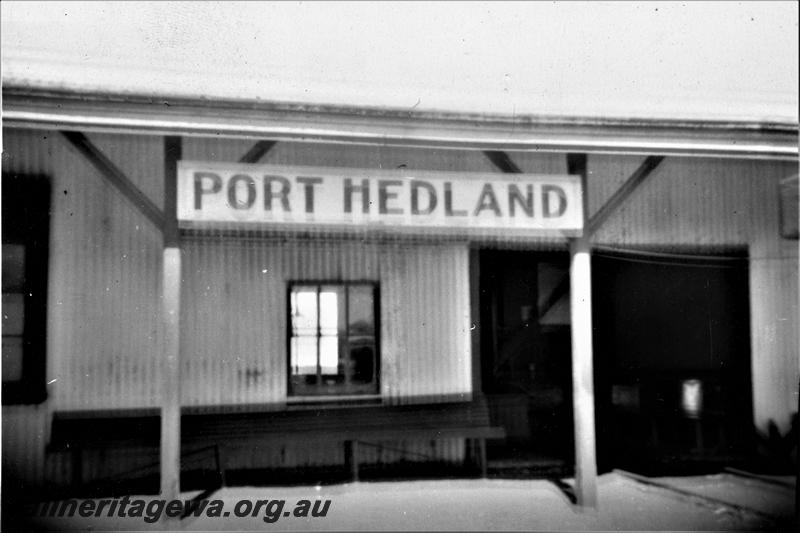 P21422
Station building, seat, station nameboard, Port Hedland, PM line, trackside view
