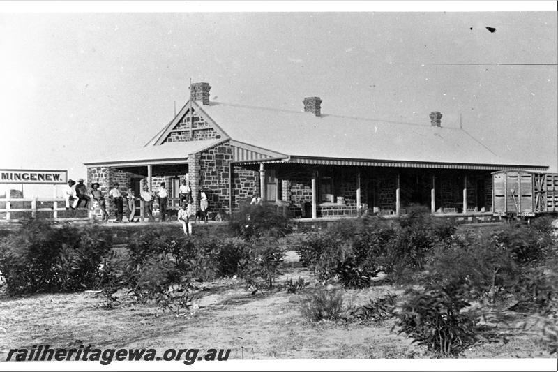 P21477
Station building, station nameboard, platform, livestock wagon, group of men, scrub, Mingenew, MR line, view from ground level
