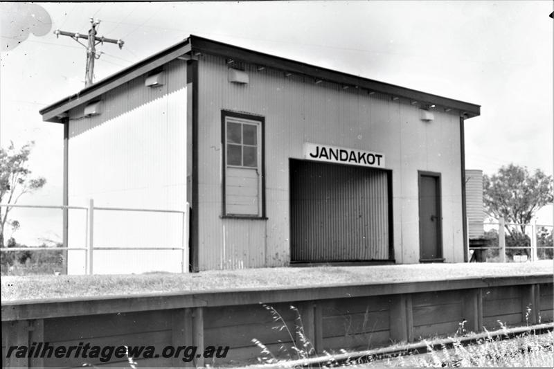 P21560
Station building, 4th class, platform, station nameboard, Jandakot, FA line, view from track level
