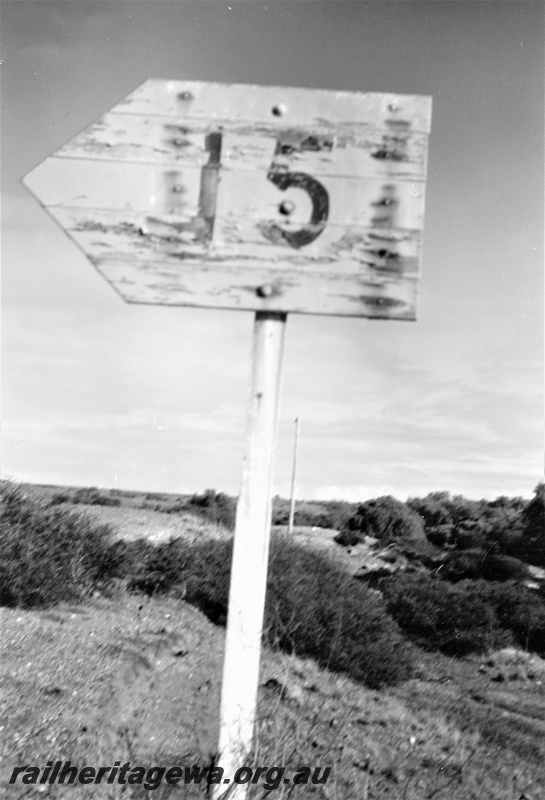 P22004
Distance marker post, 