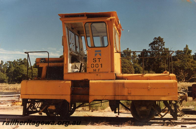 P22053
ST001, shunting tractor (ST1), side view
