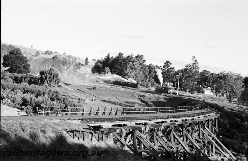 P22282
S class light engine crossing S class 548 & S class 550 on number 70 goods at Balingup. PP line.
