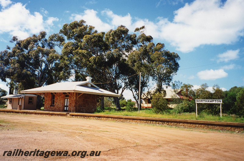 P22385
Station buildings, platform, station nameboard, Northampton, GA line, view from carpark
