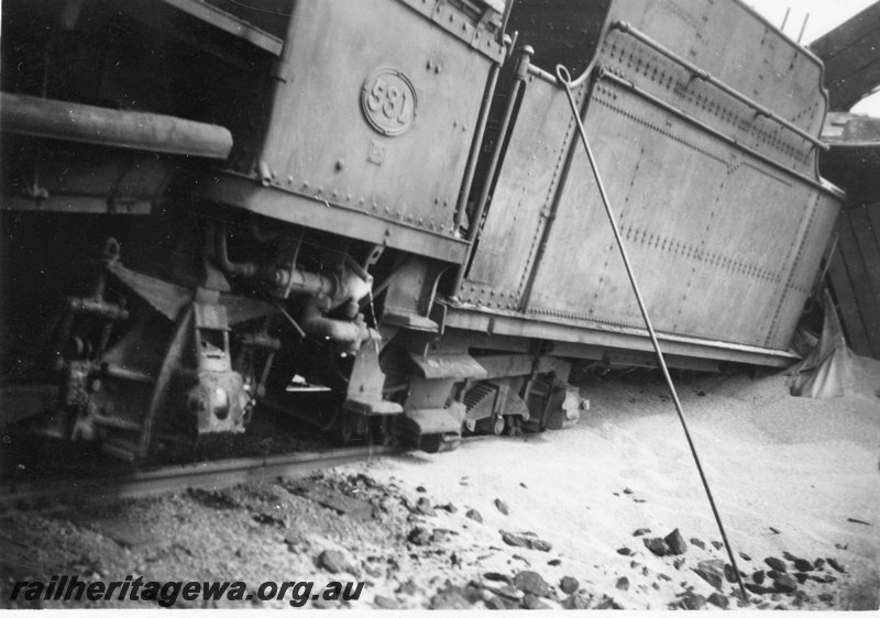P22564
Head on collision of PR class 530 and PR class 531 on No W7 Water Train and No 76 Goods near Botherling EM line on 20 April 1950 No 2 of 7, PR class 531 derailed, side view (part only) from trackside
