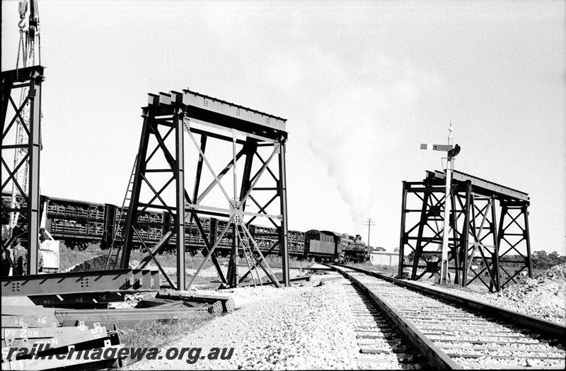 P22604
Narrow gauge flyover under construction at Meenaar. Pm class 713 hauling stock train over the standard gauge line. EGR line.

