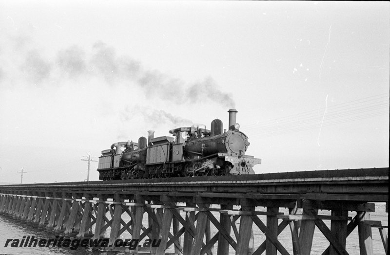 P22672
G class 118 & G class 123 light engines crossing Bunbury Bridge, East Perth.  SWR line. 
