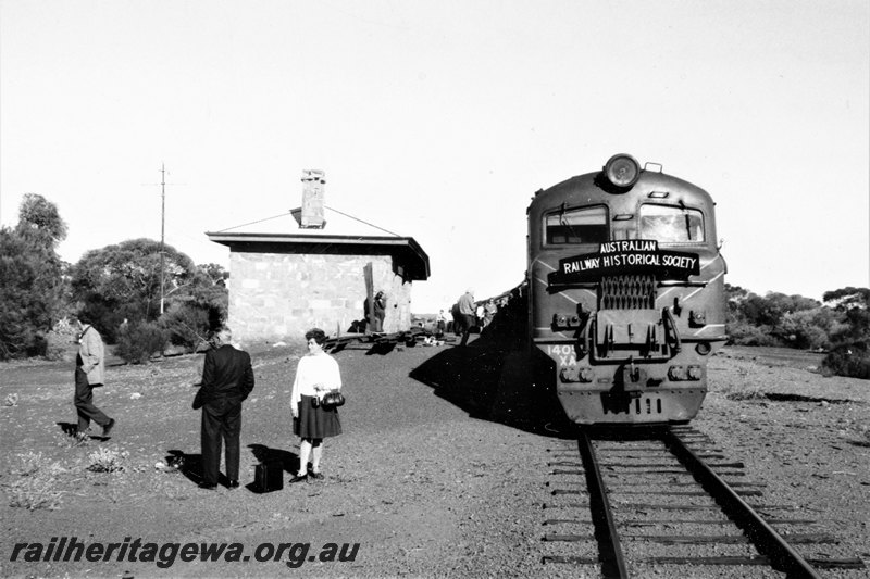 P22824
XA class 1405 on Australian Railway Historical Society Reso special, driver Hawke and fireman Morris, station building, platform, sightseers, Comet Vale, KL line, side and front view
