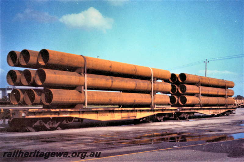 P22859
QU class 25020 wagon, another QU class wagon, both loaded with steel pipes, white station sedan, Kewdale, end and side view
