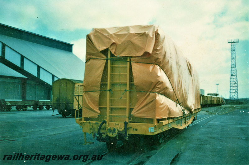 P22871
QUW class 25013, with load wrapped in tarpaulin, van, wheat bin, conveyor, light tower, North Fremantle, ER line, end and side view from track level
