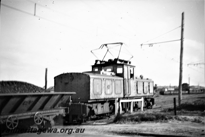 P22882
SEC electric loco 1, with loaded LA class hopper wagon, East Perth, ER line, end and side view
