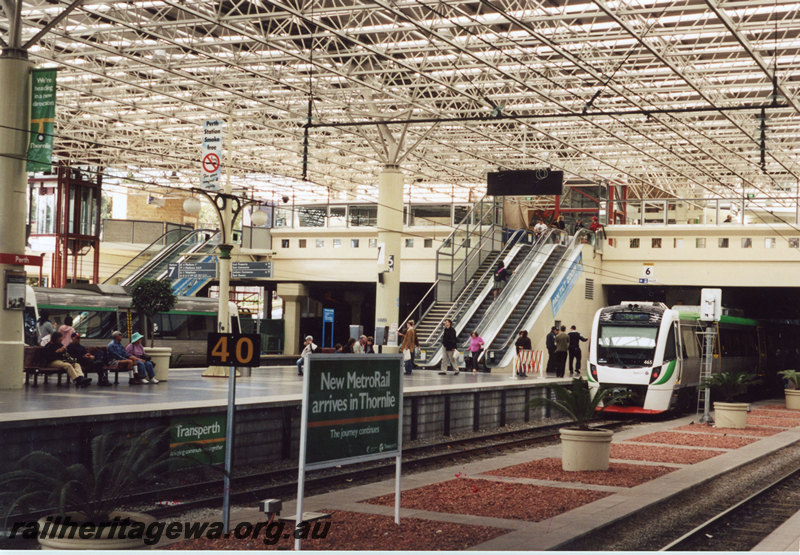 P22889
Perth City Station B series 465 arrives from Thornlie on opening of Thornlie railway. Advertising sign in foreground 