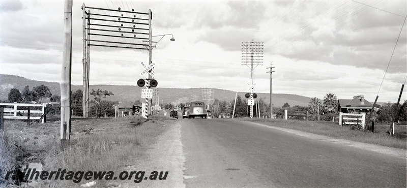 P22929
Level crossing, road, cars, houses, Maddington, SWR line, roadside view

