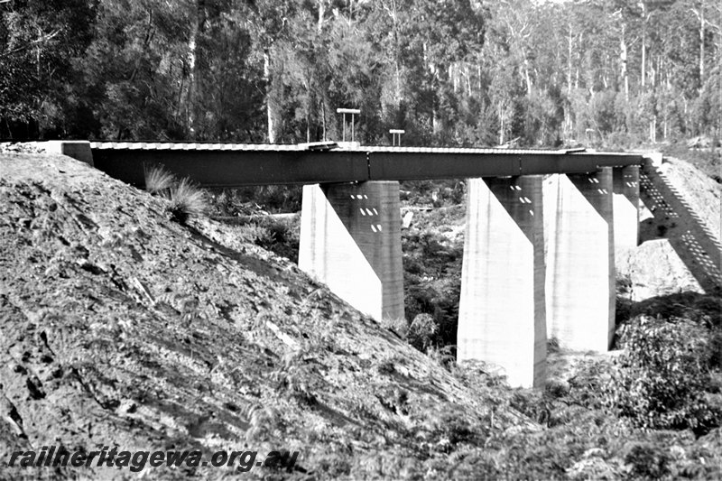 P22955
Construction of Hamilton River bridge near Moorehead. BN line.
