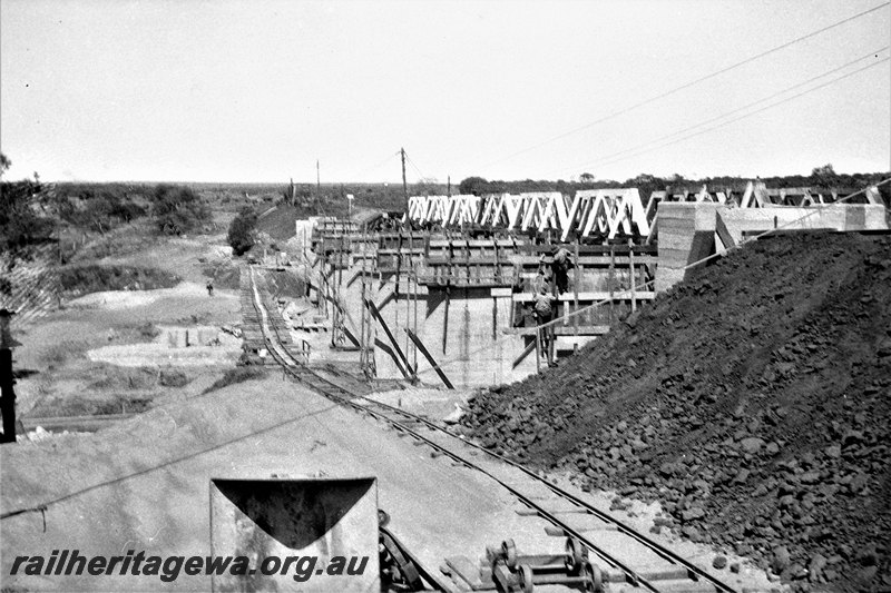 P22994
Eradu bridge Greenough River construction. NR line
