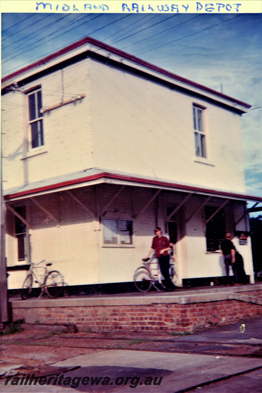 P23036
Midland Railway Co offices, platform, track, bicycles, Midland, ER line, view from ground level
