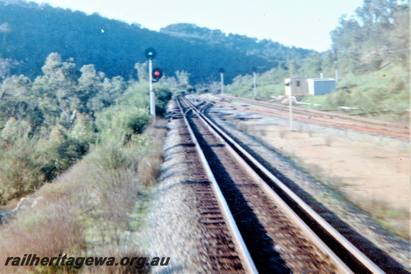 P23037
Colour light signals, tracks, crossover, trackside buildings, Jumperkine, Avon Valley line
