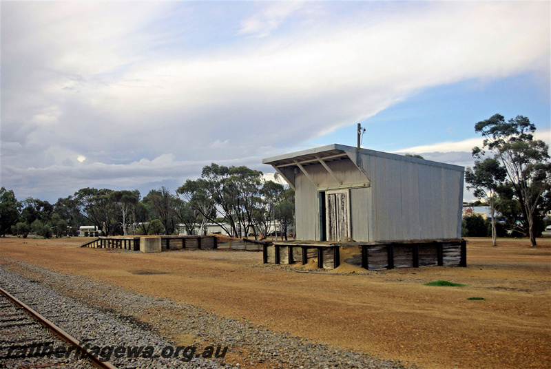 P23044
Goods shed class 5, loading ramp, track, Carnamah, MR line, view from trackside
