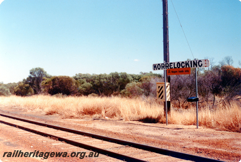 P23066
Station nameboard, track, Korrelocking, GM line, trackside view
