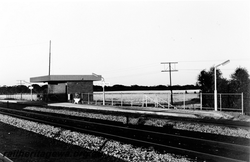 P23078
Station building, platform, tracks, Southern Cross, EGR line, trackside view
