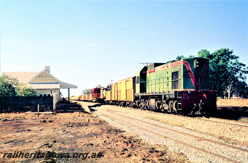 P23081
AA class 1515, on goods train, platform, station building, canopy, Mogumber, MR line, side and front view

