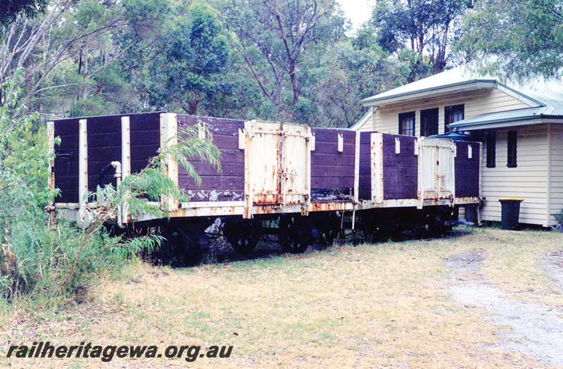 P23086
GE class 12007, GE class 12346, weatherboard and tin roofed building, Denmark, ER line, end and side view
