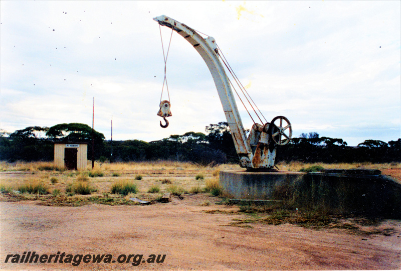 P23095
Platform crane with curved jib, station shed, Yelbeni, GM line 
