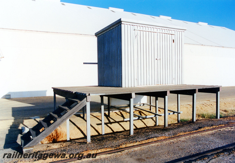 P23097
Platform, station shed, track, wheat bin, Pithara, EM line, view from trackside
