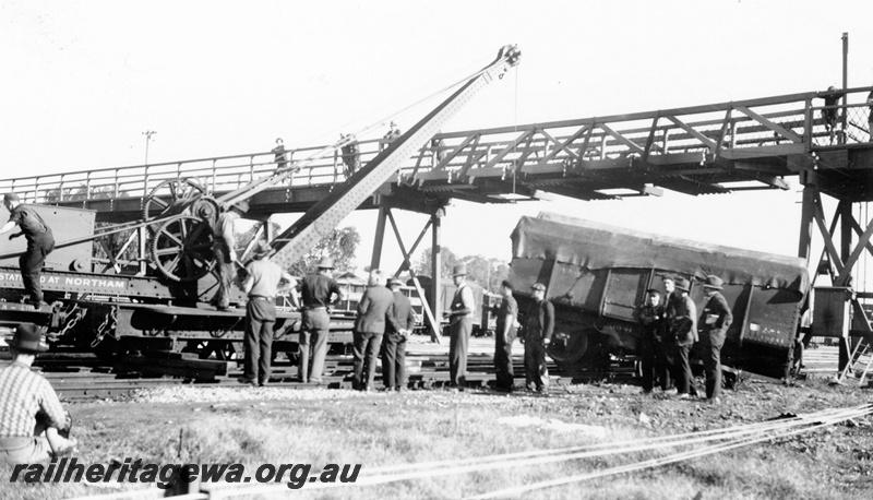 P23115
Cowans Sheldon No. 6 hand breakdown crane lifting a derailed K class wagon, workers and onlookers, overhead footbridge, Northam, ER line, 

