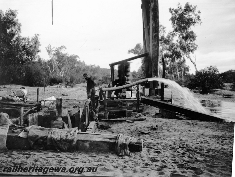 P23123
Pumping of water, operator, Doodlakine, EGR line, ground level view
