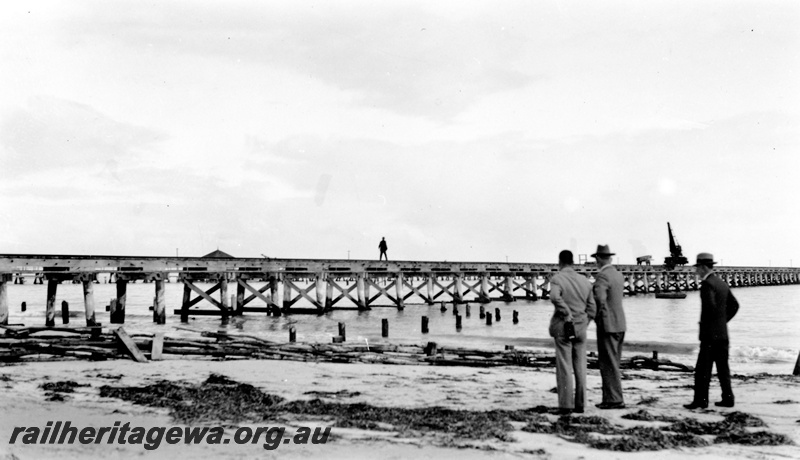 P23131
Commissioner's tour to the south west, Busselton  jetty, crane, onlookers, BB line, view from beach
