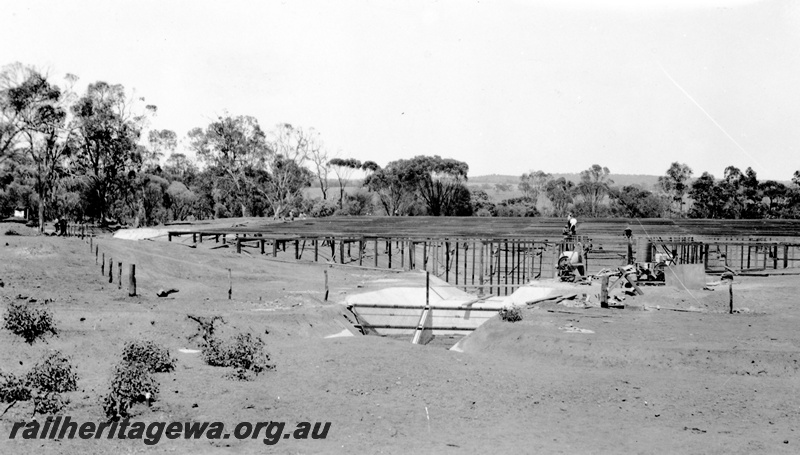 P23134
Railway dam , roofing , under construction, overview of framing, Williams, BN line
