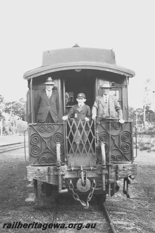 P23157
AL class Gilbert carriage with well dressed men and a schoolboy on the end platform, end view
