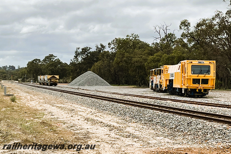 P23160
Brimble Rial maintenance vehicles TMN420 and TMN2714, rake of wagons, pile of ballast, Mooliabeenie, MR line, side and end view
