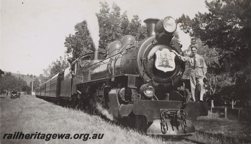 P23359
P Class 443 heading the Duke of Gloucester's Royal Train, unidentified man standing on the headstock, extra headlight on the headstock, Balingup, PP line, view along the train. 
