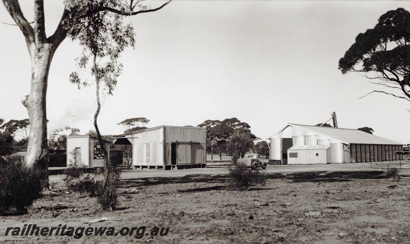 P23440
Out of shed , 4th class goods shed, wheat bin, truck, Ongerup, TO line, overall view of the siding.

