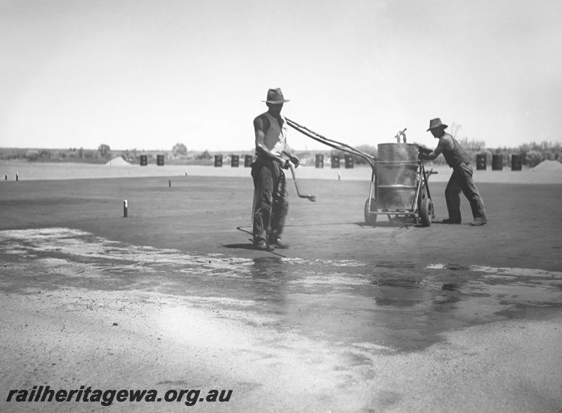P23492
Tarring the runoff, workers, equipment, Perenjori Water Supply EM line, developed 19390222
