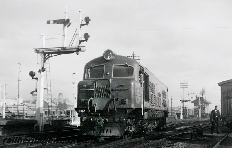 P23604
XA class 1411, unlined, bracket signals, signal box, worker, Perth goods yard, ER line, end and side view from trackside
