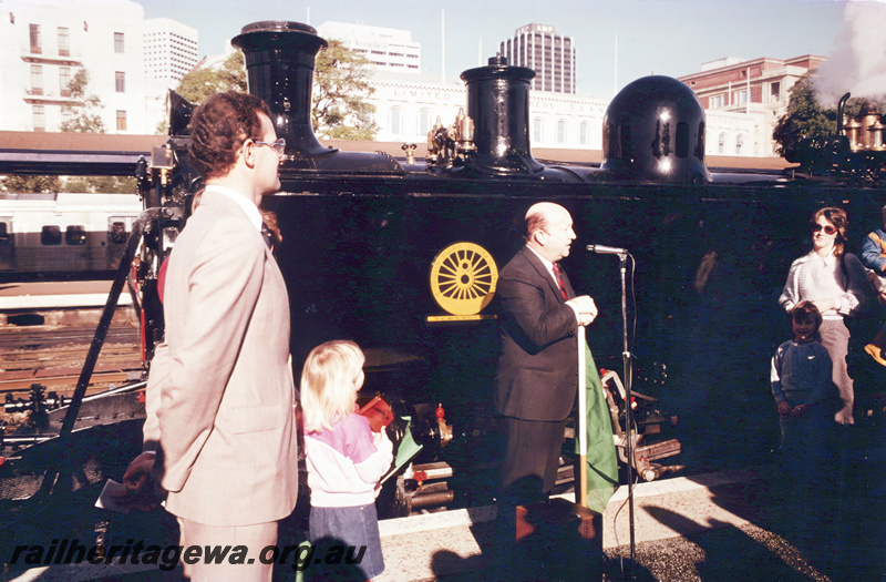 P23608
Gleaming DD class 592, speech at microphone stand by M. Bryce, Deputy Premier of WA in the presence of N. Pusenjak, President of ARHS WA division and others, Perth station, ER line, view from platform
