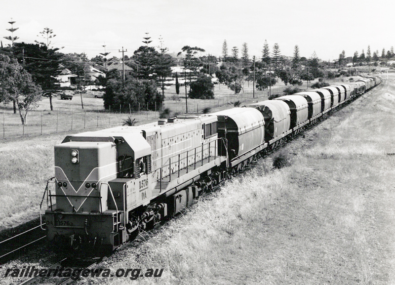 P23610
DA class 1576, on goods train including XNG class wagons, ER line, front and side view from elevated position
